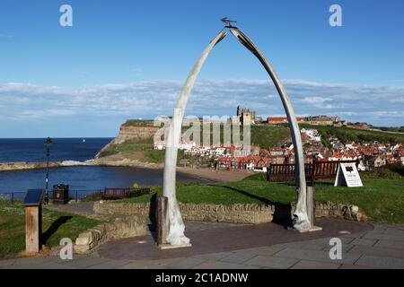 Blick durch Whale Bones zur Stadt und Saint Mary`s Church und Whitby Abbey, Whitby, North Yorkshire, England, Großbritannien, Europa Stockfoto